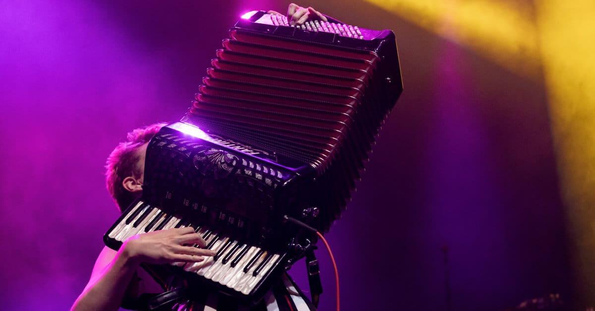Harmonikkavirtuoosi soittaa harmonikkaa lavalla