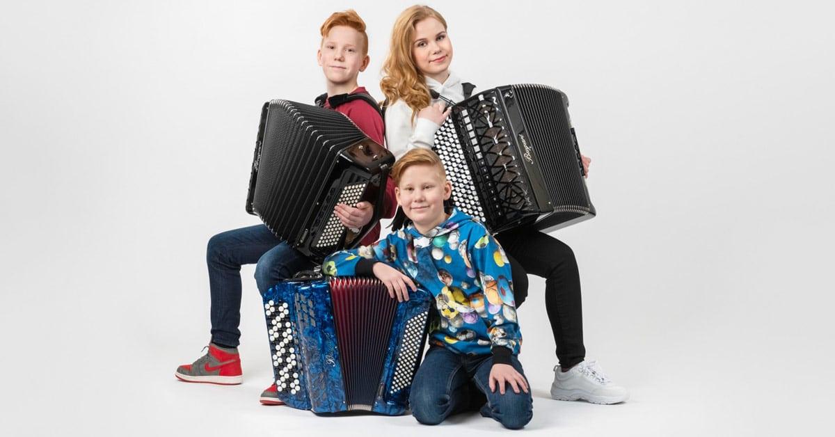 Kolme harmonikkataituri istuvat
