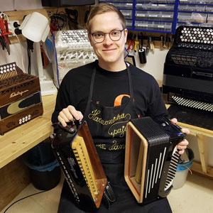 Janne Vänskä harmonikkarakennuksen artesaani